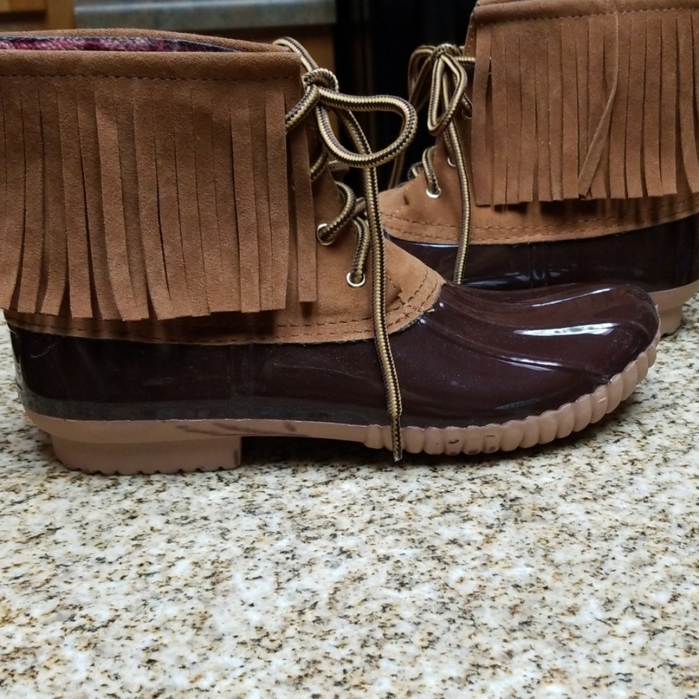 NWOT Fringe Duck Boots